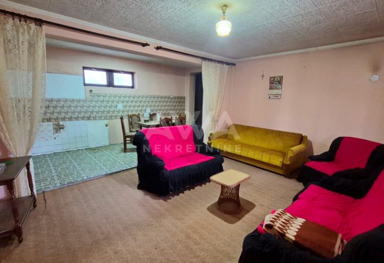 Na prodaju kuća u Čonoplji – veliko domaćinstvo na placu od oko 2.600 m²
