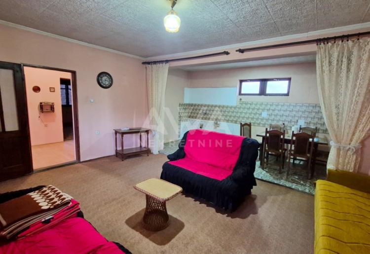 Na prodaju kuća u Čonoplji – veliko domaćinstvo na placu od oko 2.600 m²