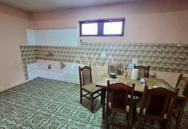 Na prodaju kuća u Čonoplji – veliko domaćinstvo na placu od oko 2.600 m²