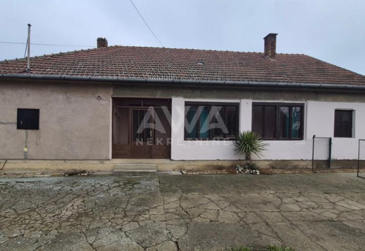 Na prodaju kuća u Čonoplji – veliko domaćinstvo na placu od oko 2.600 m²