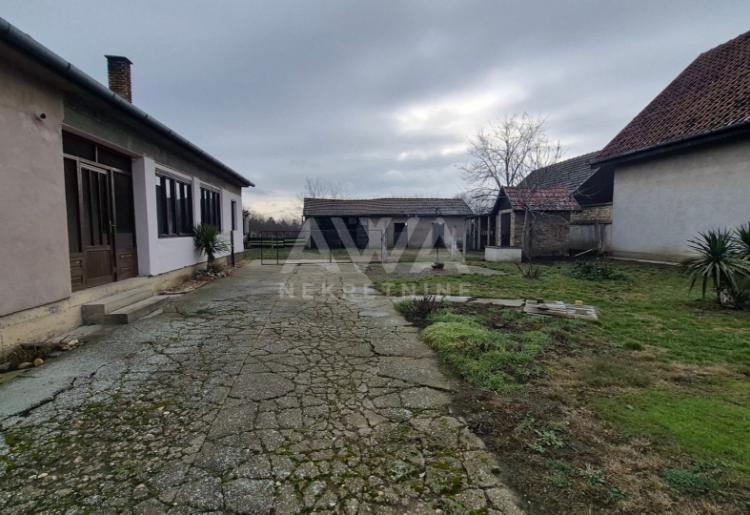 Na prodaju kuća u Čonoplji – veliko domaćinstvo na placu od oko 2.600 m²