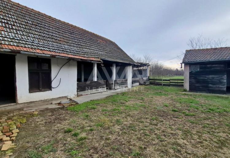 Na prodaju kuća u Čonoplji – veliko domaćinstvo na placu od oko 2.600 m²