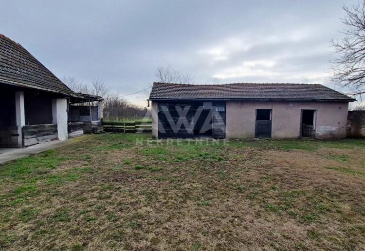 Na prodaju kuća u Čonoplji – veliko domaćinstvo na placu od oko 2.600 m²