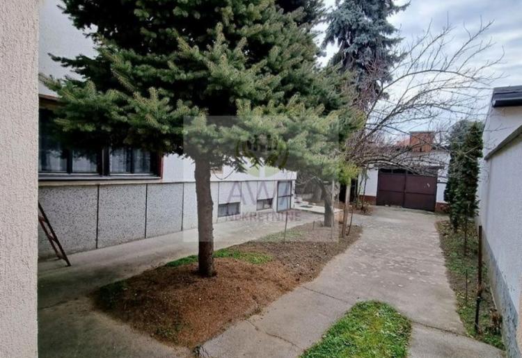 Na prodaju dve kuće u Somboru – MZ Mlake, 147 m², plac 6 ari