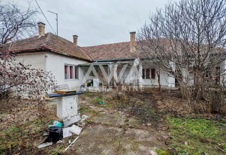 Bezdan, centar – kuća 249m², plac 682m², može kao dva stana