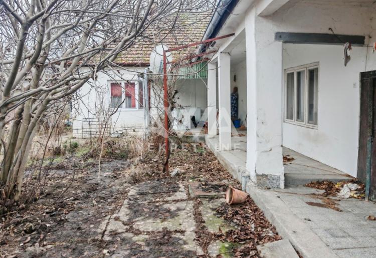 Bezdan, centar – kuća 249m², plac 682m², može kao dva stana