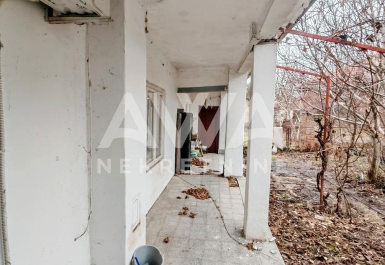 Bezdan, centar – kuća 249m², plac 682m², može kao dva stana