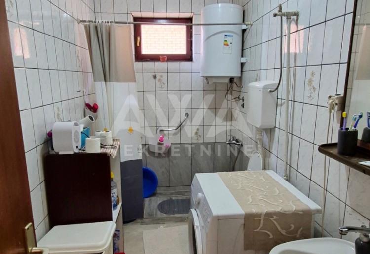 Velika kuća sa tri nivoa i poslovnim prostorom – Odžaci, 324m²
