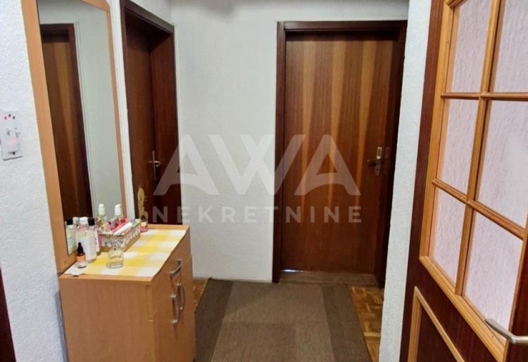 Velika kuća sa tri nivoa i poslovnim prostorom – Odžaci, 324m²