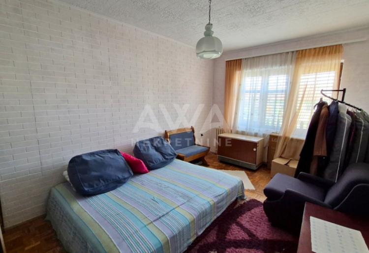 Velika kuća sa tri nivoa i poslovnim prostorom – Odžaci, 324m²
