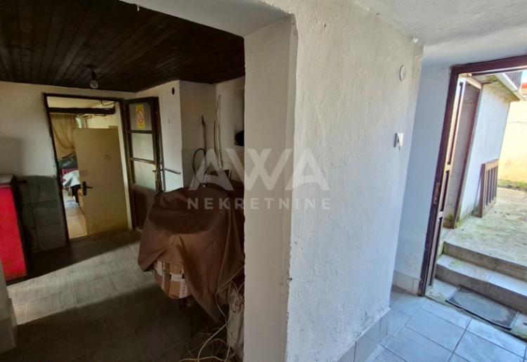 Velika kuća sa tri nivoa i poslovnim prostorom – Odžaci, 324m²
