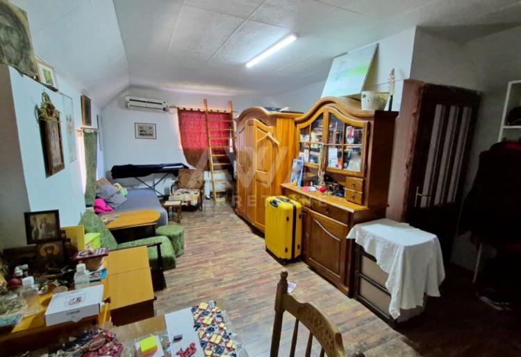 Velika kuća sa tri nivoa i poslovnim prostorom – Odžaci, 324m²