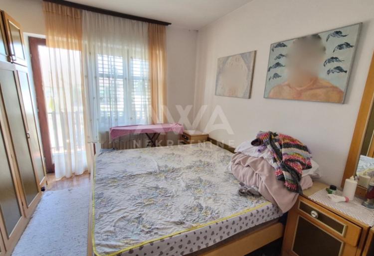 Velika kuća sa tri nivoa i poslovnim prostorom – Odžaci, 324m²