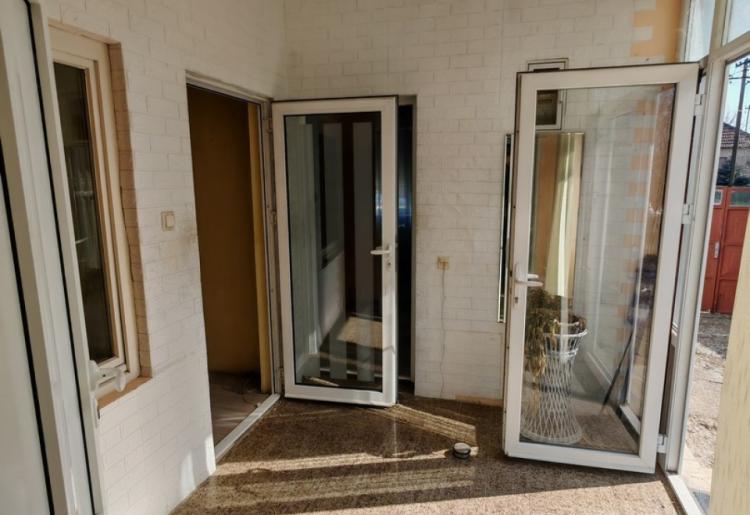 Prizemna kuća 104m² na placu 710m² – Bezdan, započeto renoviranje