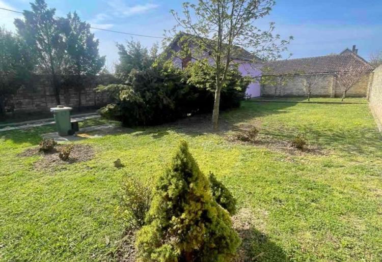 Spratna porodična kuća 115m² + garaža, plac 590m² – Kljajićevo