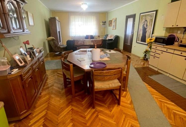 Spratna porodična kuća 115m² + garaža, plac 590m² – Kljajićevo