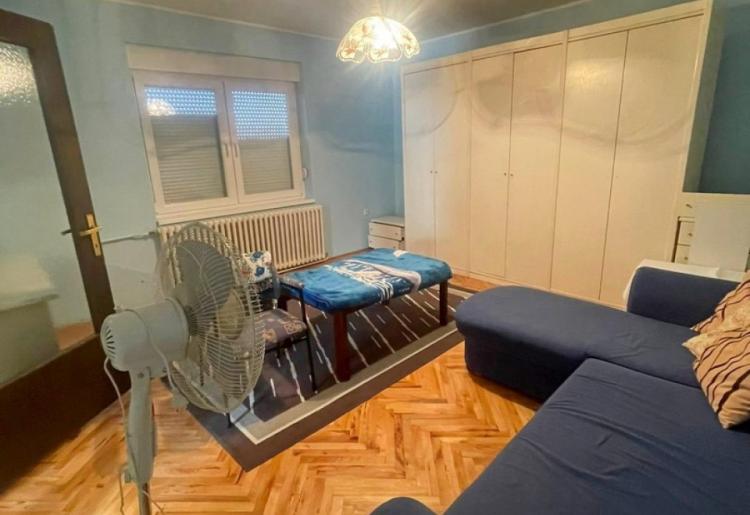 Spratna porodična kuća 115m² + garaža, plac 590m² – Kljajićevo