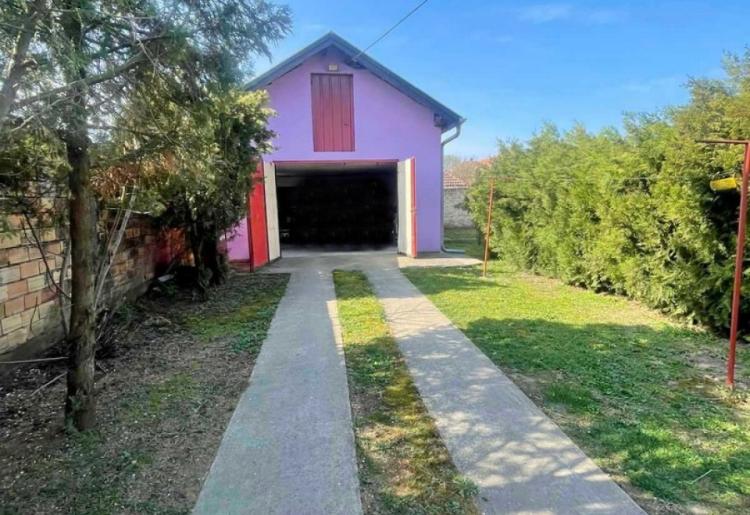 Spratna porodična kuća 115m² + garaža, plac 590m² – Kljajićevo