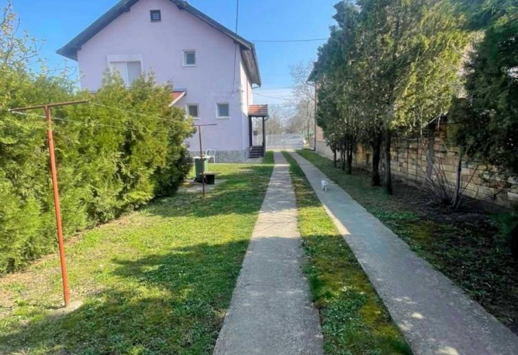 Spratna porodična kuća 115m² + garaža, plac 590m² – Kljajićevo