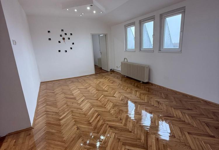 Strogi centar SOMBORA – renoviran  3.0 stan sa parkingom