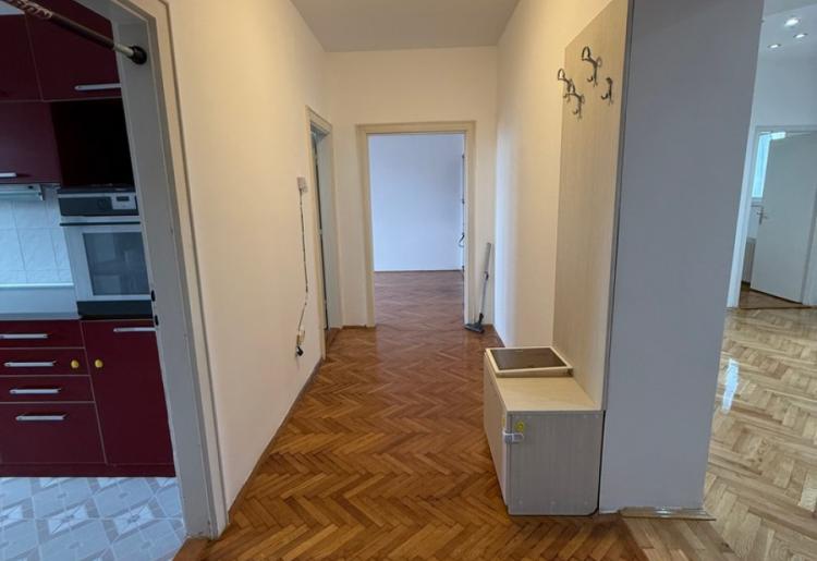 Strogi centar SOMBORA – renoviran  3.0 stan sa parkingom