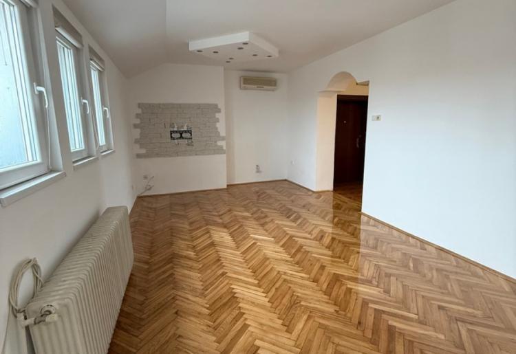 Strogi centar SOMBORA – renoviran  3.0 stan sa parkingom