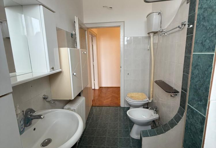 Strogi centar SOMBORA – renoviran  3.0 stan sa parkingom