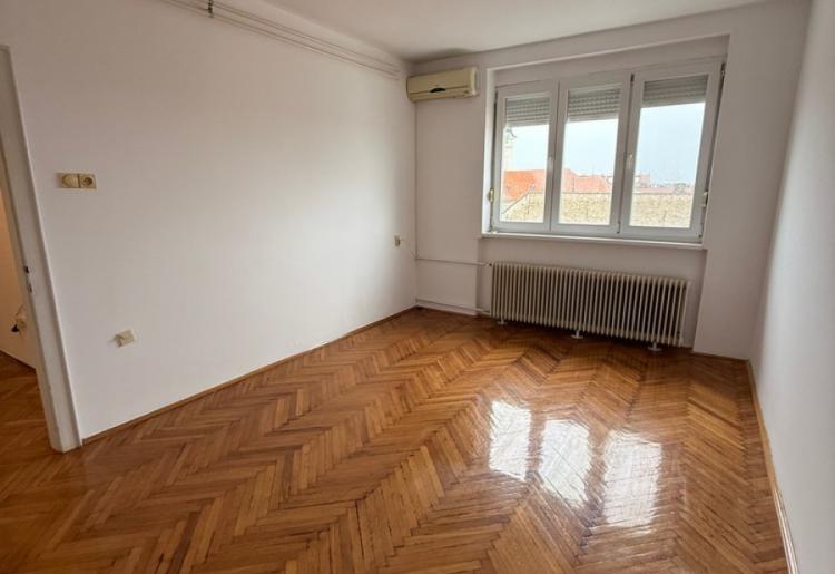 Strogi centar SOMBORA – renoviran  3.0 stan sa parkingom