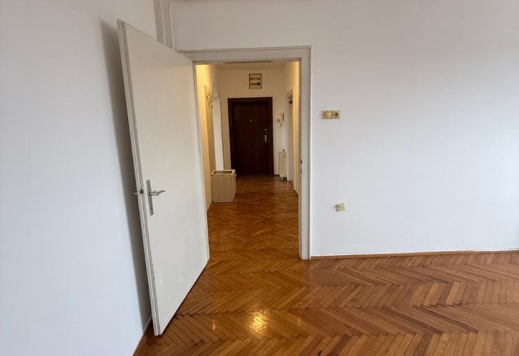 Strogi centar SOMBORA – renoviran  3.0 stan sa parkingom