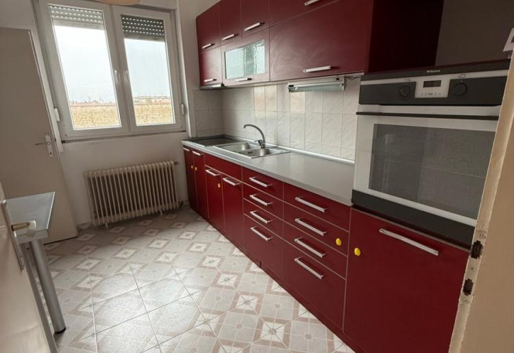 Strogi centar SOMBORA – renoviran  3.0 stan sa parkingom