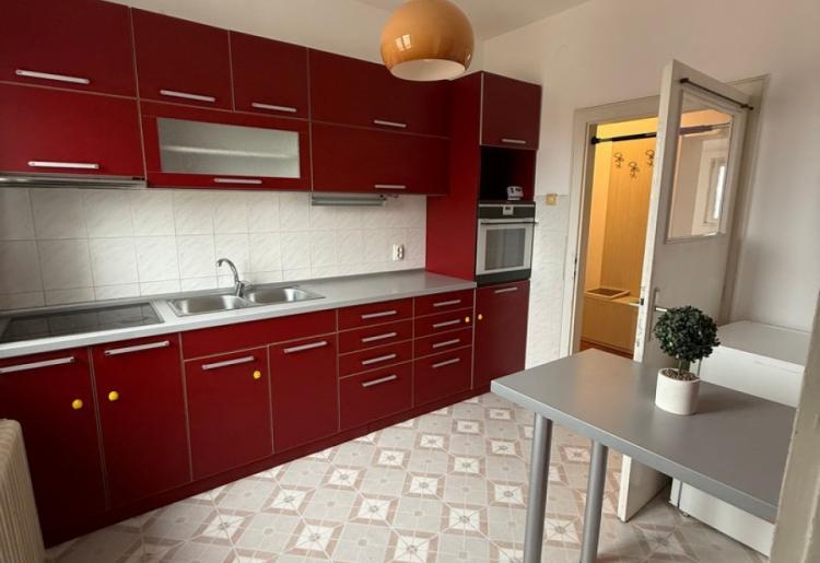 Strogi centar SOMBORA – renoviran  3.0 stan sa parkingom