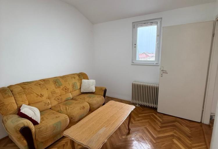 Strogi centar SOMBORA – renoviran  3.0 stan sa parkingom