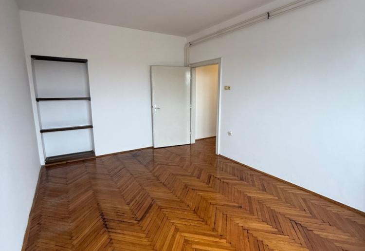 Strogi centar SOMBORA – renoviran  3.0 stan sa parkingom