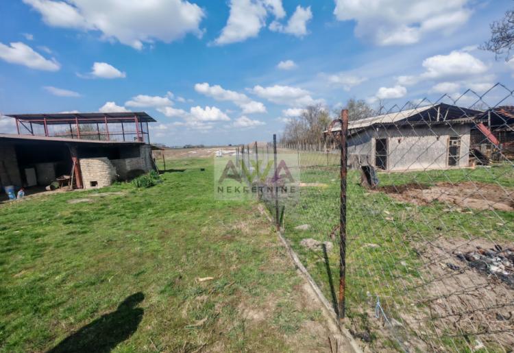 Salaš sa 1ha placa i velikim magacinom – Sombor, 7km od centra