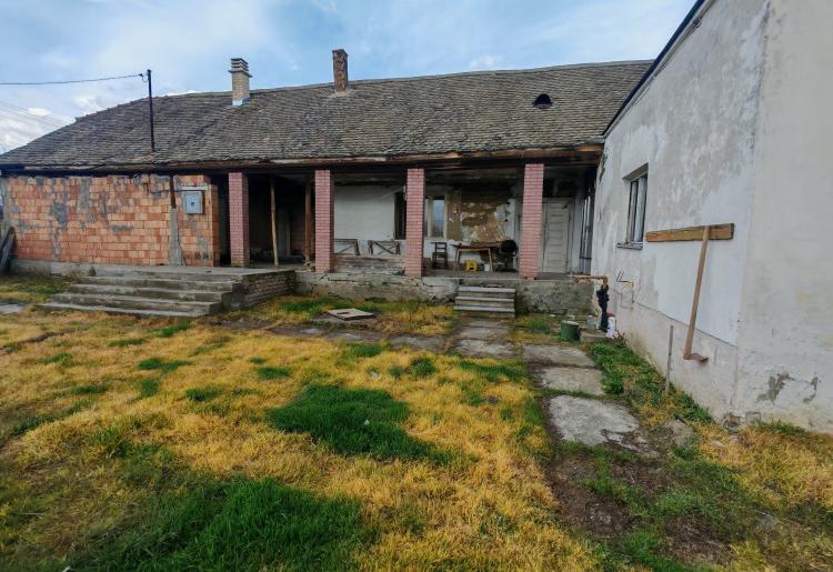 Kuća sa započetom adaptacijom + materijal za novu kuću 120m² – odlična prilika