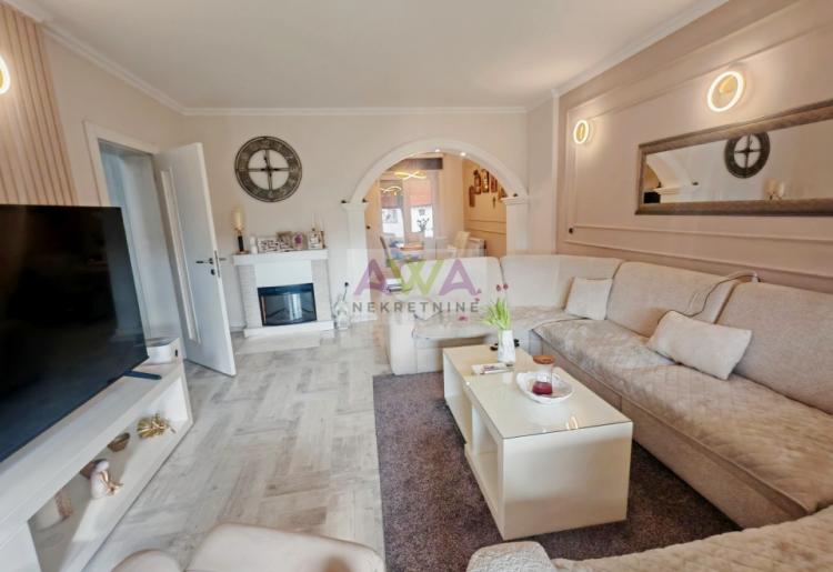 Moderna spratna kuća sa uređenim dvorištem i garažom za 3 vozila – Gornja Varoš, Sombor