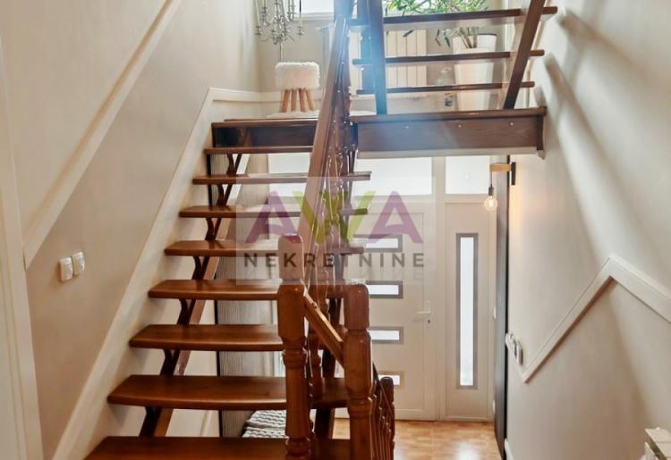 Moderna spratna kuća sa uređenim dvorištem i garažom za 3 vozila – Gornja Varoš, Sombor