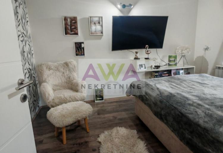 Moderna spratna kuća sa uređenim dvorištem i garažom za 3 vozila – Gornja Varoš, Sombor