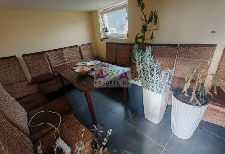 Moderna spratna kuća sa uređenim dvorištem i garažom za 3 vozila – Gornja Varoš, Sombor