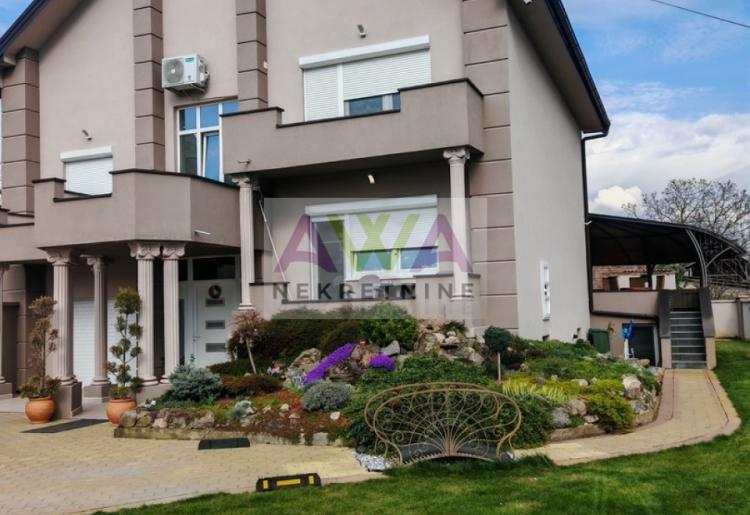 Moderna spratna kuća sa uređenim dvorištem i garažom za 3 vozila – Gornja Varoš, Sombor
