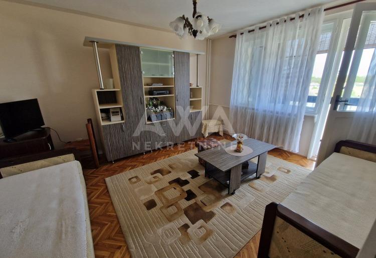 Dvosoban stan 60m², II sprat, Sombor – kompletno namešten, terasa, podrum