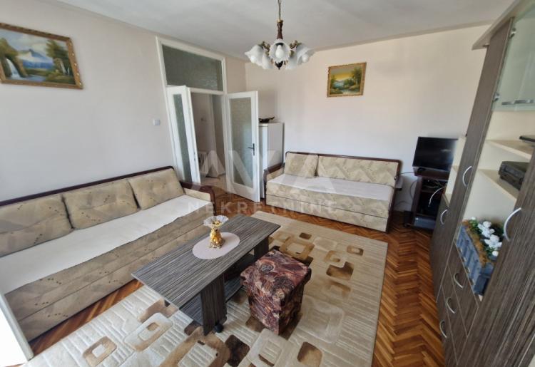 Dvosoban stan 60m², II sprat, Sombor – kompletno namešten, terasa, podrum