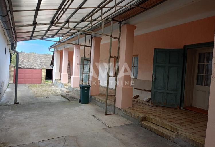 Apatin. Porodična kuća sa velikim placem – idealna za miran život ili investiciju!