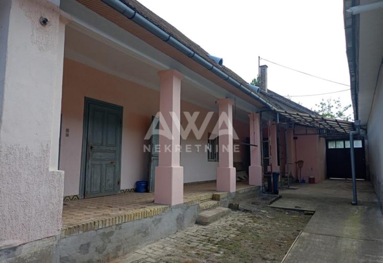 Apatin. Porodična kuća sa velikim placem – idealna za miran život ili investiciju!