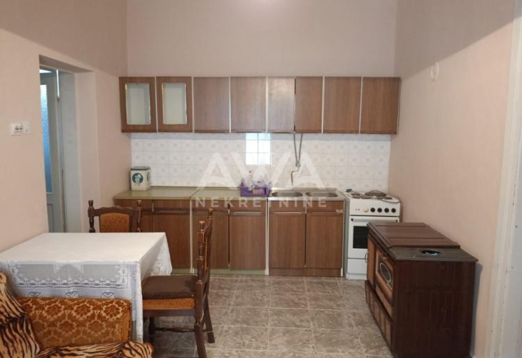 Apatin. Porodična kuća sa velikim placem – idealna za miran život ili investiciju!