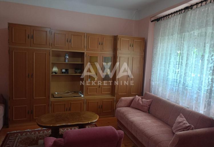 Apatin. Porodična kuća sa velikim placem – idealna za miran život ili investiciju!