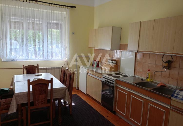 Apatin. Porodična kuća sa velikim placem – idealna za miran život ili investiciju!