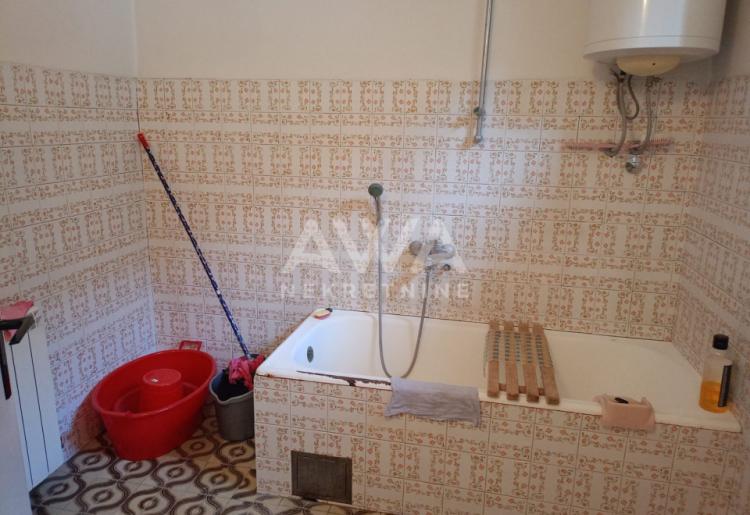 Apatin. Porodična kuća sa velikim placem – idealna za miran život ili investiciju!