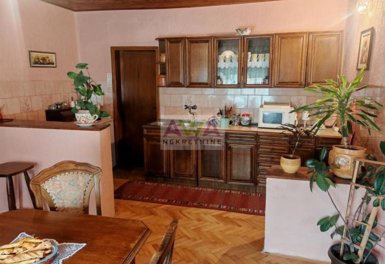 Stapar – porodično imanje na skoro 24 ara, kuća 185m² + pomoćni objekti