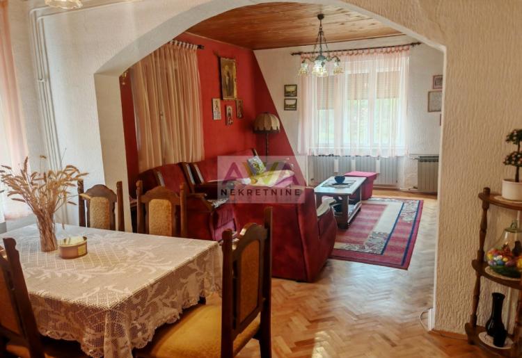 Stapar – porodično imanje na skoro 24 ara, kuća 185m² + pomoćni objekti